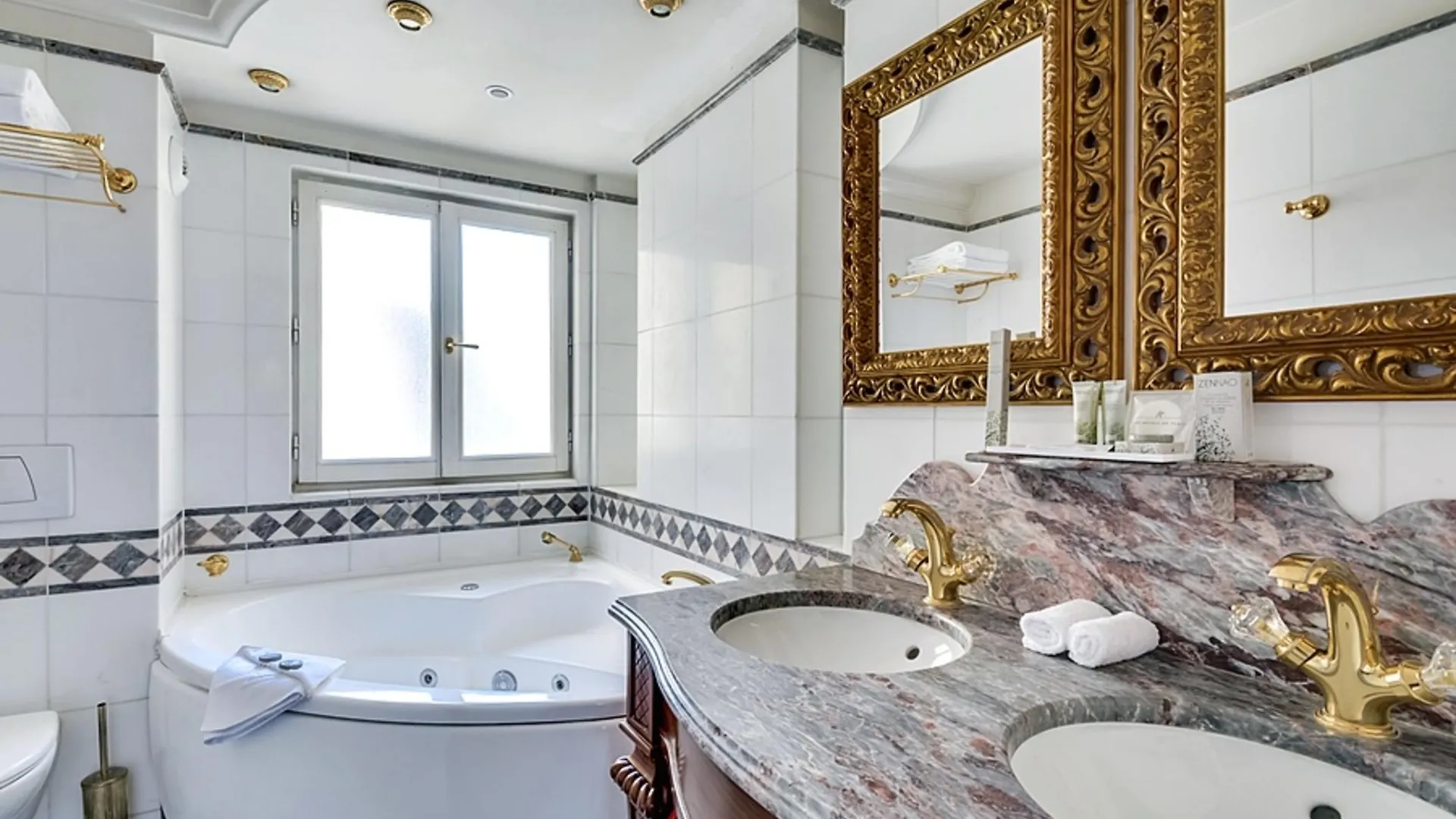 La Royale Hotel