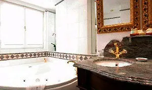 La Royale Hotel